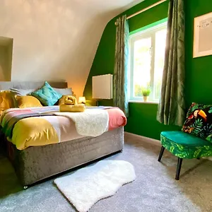Stylish Beachside Haven: 2-bedroom Near , Bournemouth United Kingdom