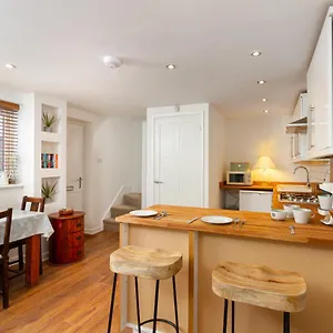 The Coach House, Centrally Located Detached Coach House , Cardiff United Kingdom