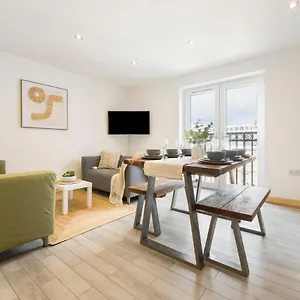 Coastal Charm Townhouse: Renovated 3-bedroom With Parking , Bournemouth United Kingdom